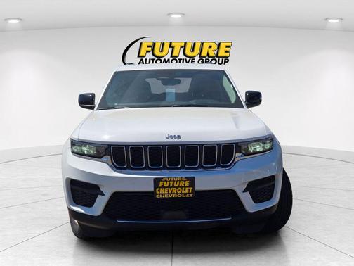 Bright White Clearcoat 2023 Jeep Grand Cherokee Laredo