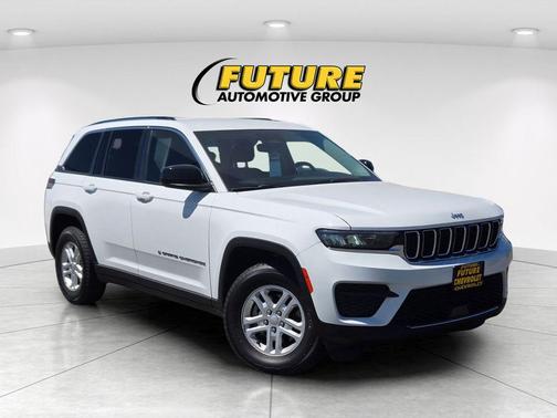 Bright White Clearcoat 2023 Jeep Grand Cherokee Laredo