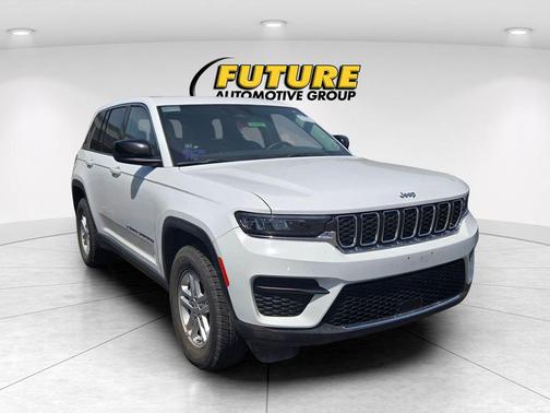 Bright White Clearcoat 2023 Jeep Grand Cherokee Laredo