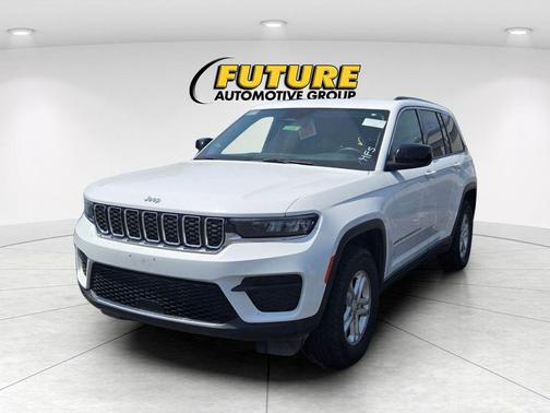 Bright White Clearcoat 2023 Jeep Grand Cherokee Laredo