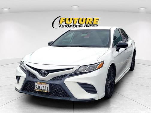 Super White 2020 Toyota Camry SE