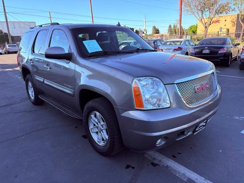 Beige 2008 GMC Yukon SLE