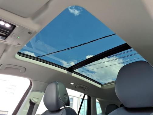 Deep Black Pearl 2026 Volkswagen Tiguan 2.0T SE