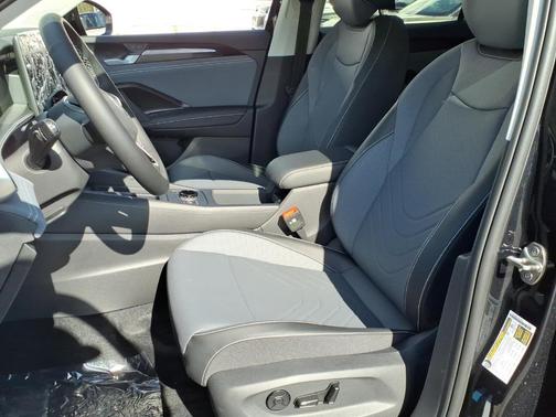 Deep Black Pearl 2026 Volkswagen Tiguan 2.0T SE