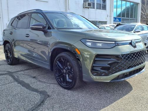 2026 Volkswagen Tiguan 2.0T SE R-Line Black