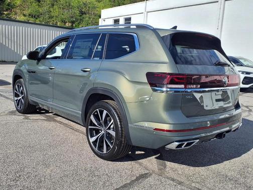 Avocado Green Pearl 2026 Volkswagen Atlas 2.0T SEL Premium R-Line