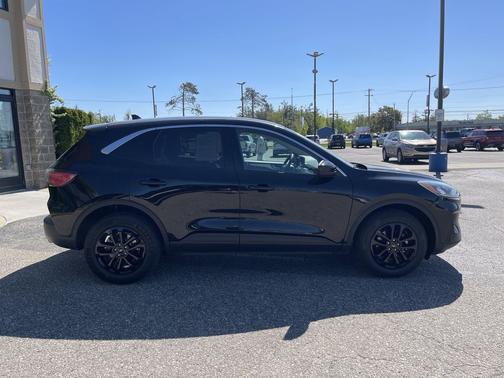 Black 2020 Ford Escape SE
