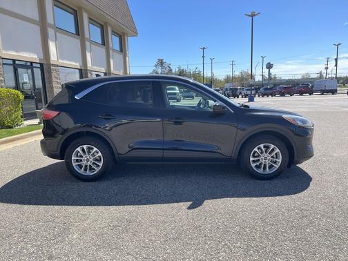 Black 2020 Ford Escape SE