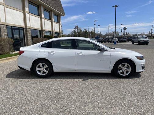 .White 2022 Chevrolet Malibu 1LS