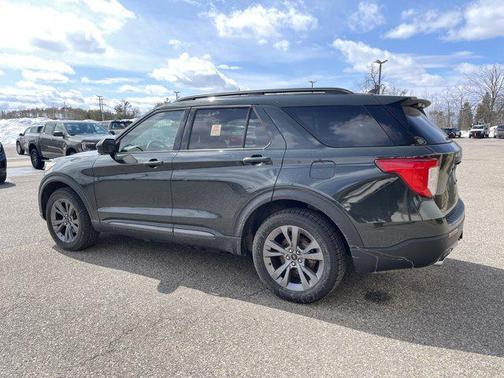 Green 2022 Ford Explorer XLT