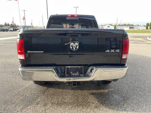 Brilliant Black Crystal Pearlcoat 2018 RAM 1500 SLT