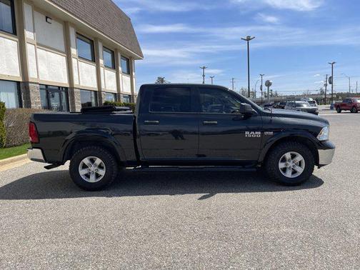 Brilliant Black Crystal Pearlcoat 2018 RAM 1500 SLT