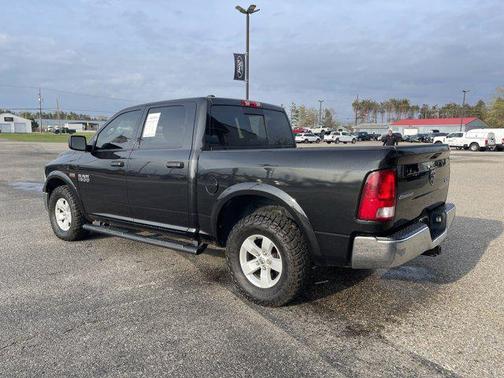 Brilliant Black Crystal Pearlcoat 2018 RAM 1500 SLT