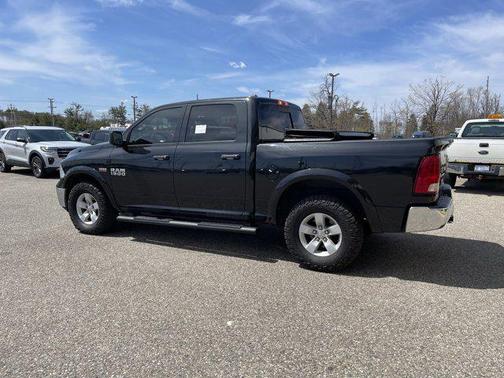 Brilliant Black Crystal Pearlcoat 2018 RAM 1500 SLT