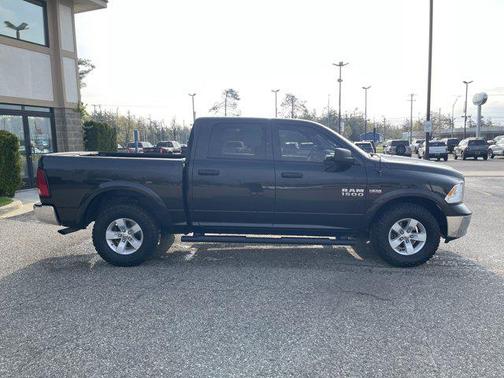 Brilliant Black Crystal Pearlcoat 2018 RAM 1500 SLT
