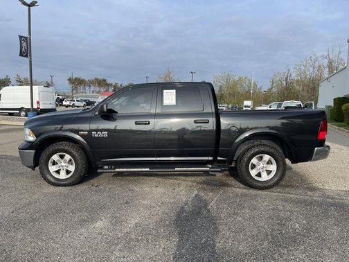 Brilliant Black Crystal Pearlcoat 2018 RAM 1500 SLT