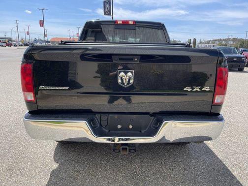 Brilliant Black Crystal Pearlcoat 2018 RAM 1500 SLT