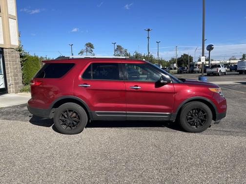 Red 2014 Ford Explorer XLT