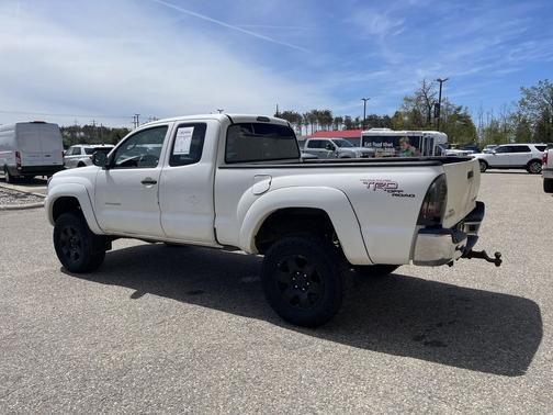 .White 2006 Toyota Tacoma Access Cab