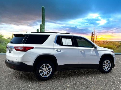 Iridescent Pearl Tricoat 2021 Chevrolet Traverse LT Cloth