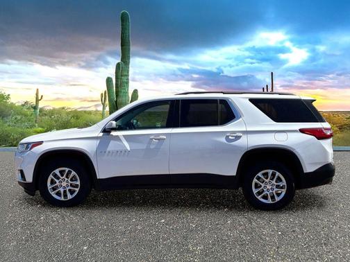 Iridescent Pearl Tricoat 2021 Chevrolet Traverse LT Cloth