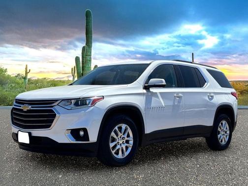 Iridescent Pearl Tricoat 2021 Chevrolet Traverse LT Cloth