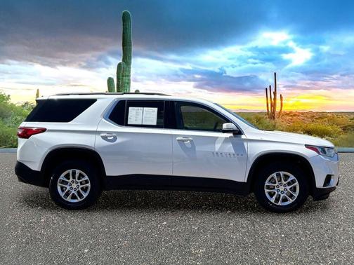 Iridescent Pearl Tricoat 2021 Chevrolet Traverse LT Cloth