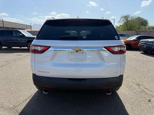 Iridescent Pearl Tricoat 2021 Chevrolet Traverse LT Cloth