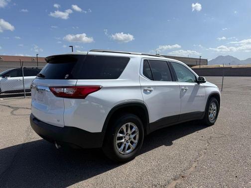 Iridescent Pearl Tricoat 2021 Chevrolet Traverse LT Cloth