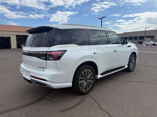 Radiant White 2025 INFINITI QX80 Luxe