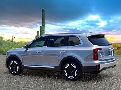 Everlasting Silver 2024 Kia Telluride S