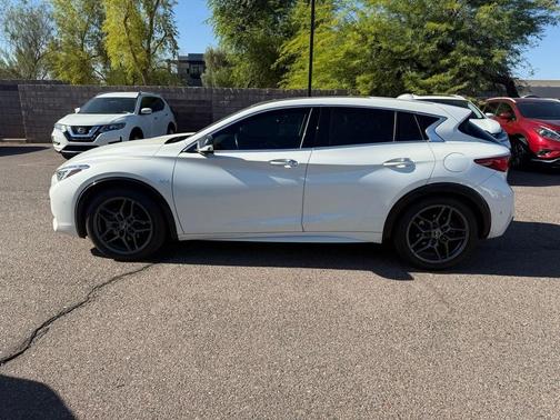 2017 INFINITI QX30 Sport