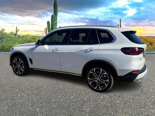 Mineral White Metallic 2024 BMW X5 sDrive40i