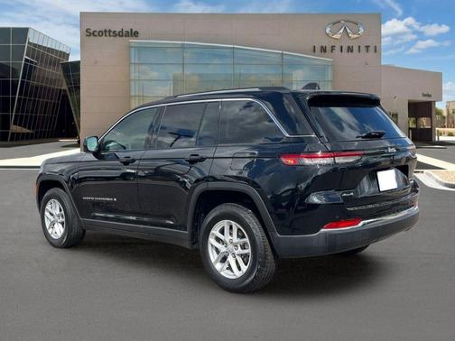 Diamond Black Crystal Pearlcoat 2023 Jeep Grand Cherokee Laredo