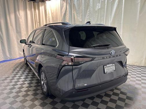 2025 Toyota Sienna LE