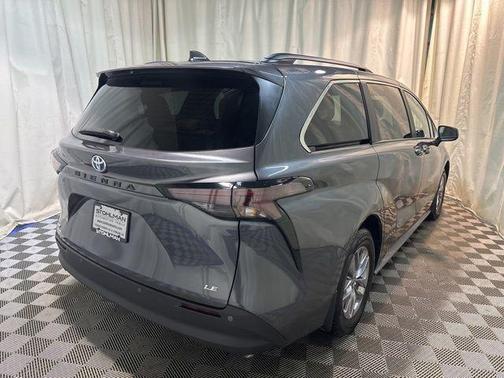 2025 Toyota Sienna LE