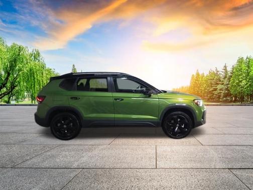 Bright Moss Green W/Black Roof 2025 Volkswagen Taos 1.5T SE Black