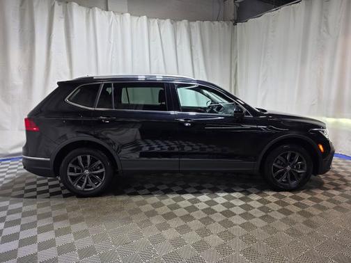 Deep Black Pearl Effect 2023 Volkswagen Tiguan 2.0T SE