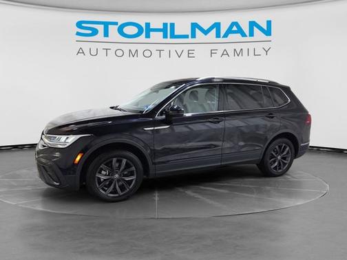 Deep Black Pearl Effect 2023 Volkswagen Tiguan 2.0T SE