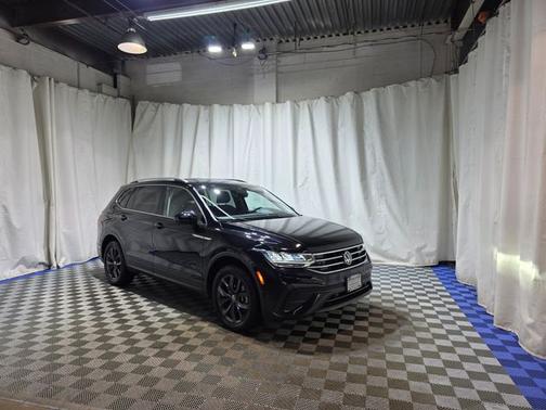 Deep Black Pearl Effect 2023 Volkswagen Tiguan 2.0T SE