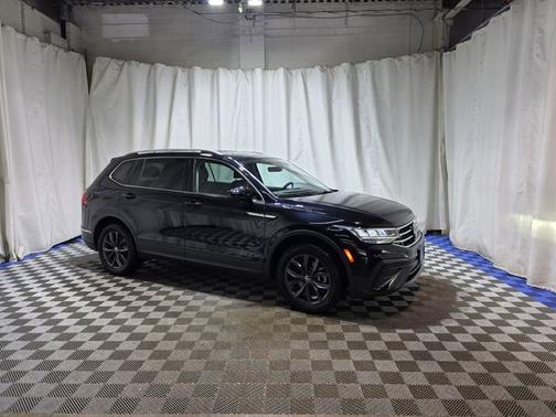 Deep Black Pearl Effect 2023 Volkswagen Tiguan 2.0T SE