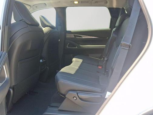 Radiant White 2027 INFINITI QX60 LUXE AWD