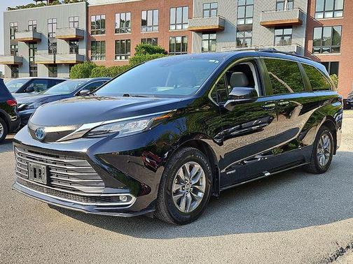 2021 Toyota Sienna XLE 8 Passenger