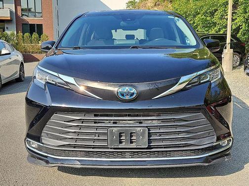 2021 Toyota Sienna XLE 8 Passenger