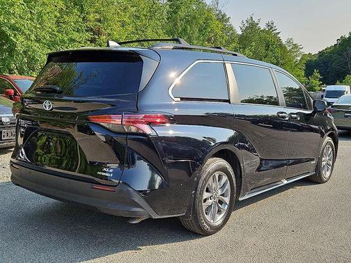 2021 Toyota Sienna XLE 8 Passenger