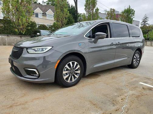 2022 Chrysler Pacifica Hybrid Touring L
