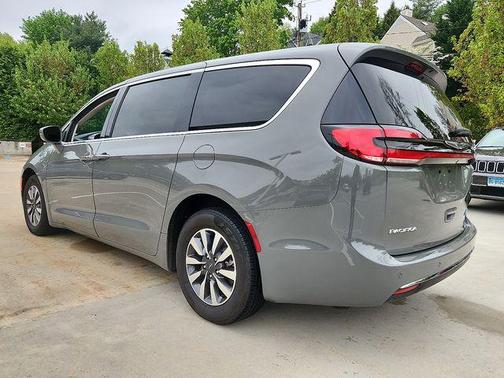 2022 Chrysler Pacifica Hybrid Touring L