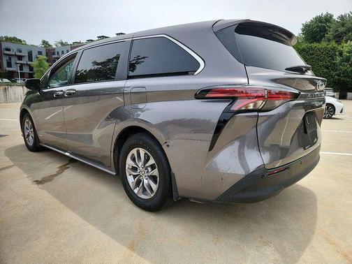 2021 Toyota Sienna XLE 8 Passenger