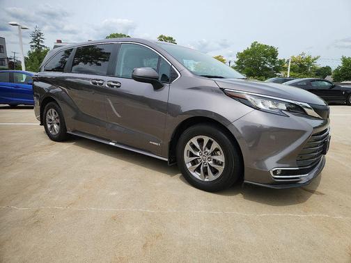 2021 Toyota Sienna XLE 8 Passenger