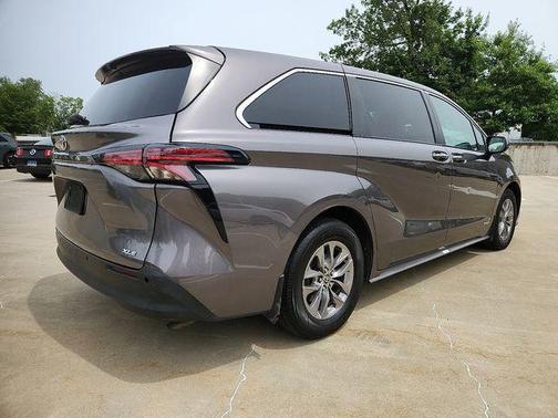 2021 Toyota Sienna XLE 8 Passenger